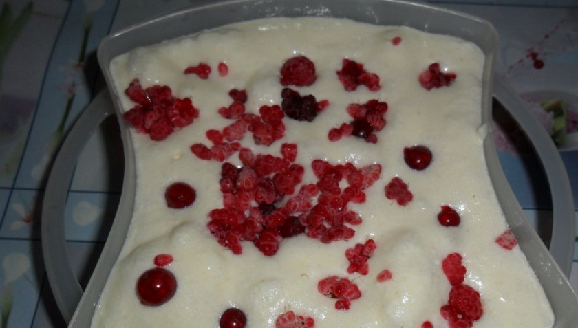 1. Этап. Творожное суфле на пару: Полученную массу выкладываем в форму, присыпаем ягодами. Ставим в пароварку.