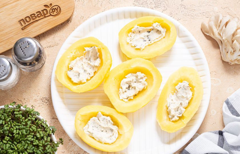 1. Этап. Картофель фаршированный вешенками: Добавьте в каждую половину творожный сыр с травами.