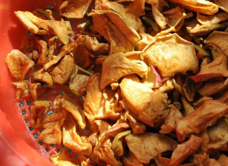 1. Этап. Компот из сухофруктов для кормящей мамы: 2. Подготовленные яблоки хорошо промойте холодной проточной водой несколько раз и откиньте на дуршлаг.