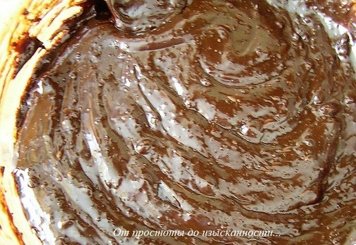 1. Этап. Трюфели с шампанским: Добавьте шампанское и сироп***, перемешайте до однородности. Уберите в холодильник на 30-60 минут, за это время масса затвердеет. ***Если у вас нет мятного сиропа, то можно использовать любой другой сироп или жидкий мед.