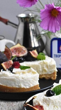 1. Этап. Чизкейк с инжиром и кокосом: Плотность творожного крем-чиза от Хохланд позволяет обойтись без желатина, крем прекрасно держит форму.