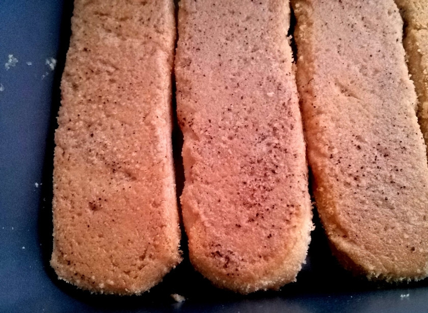 1. Этап. Тирамису с маскарпоне: Печенье опустите в охлажденный кофе с коньяком на 1 секунду, встряхните и выкладывайте на дно формы. У меня форма 10*20 см. При подаче десерта детям коньяк не добавляйте.