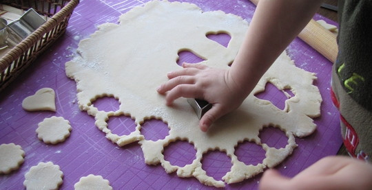 1. Этап. Творожные пряники: Духовку выставьте на сто восемьдесят градусов. Пока та греется, раскатайте тесто из холодильника в пласт толщиной около одного сантиметра. Затем при помощи разных формочек вырежете будущие пряники.