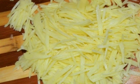 1. Этап. Латвийский молочный суп с рыбой: Картофель очищаем и натираем на крупной терке.