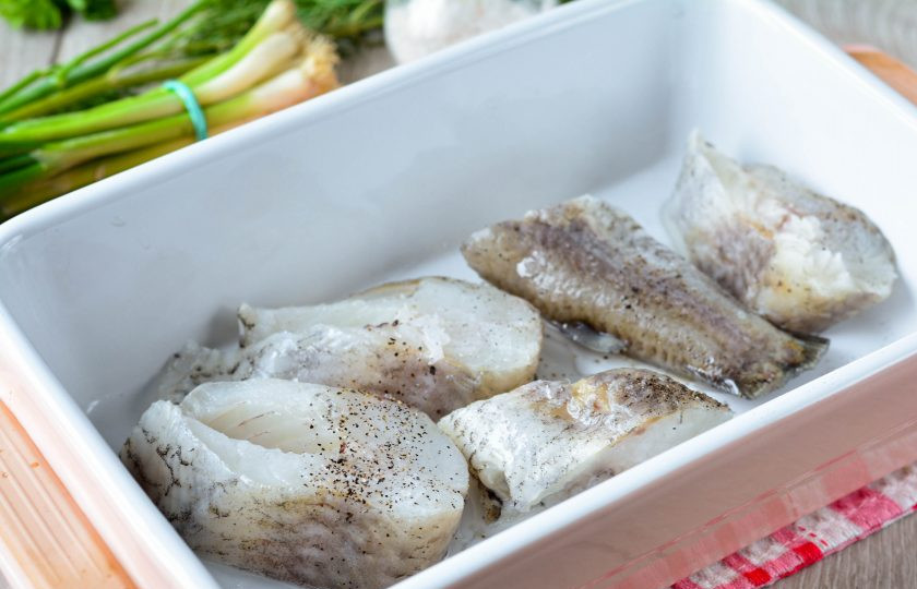 1. Этап. Путассу в духовке: Добавьте к рыбе соль и перец по вкусу.