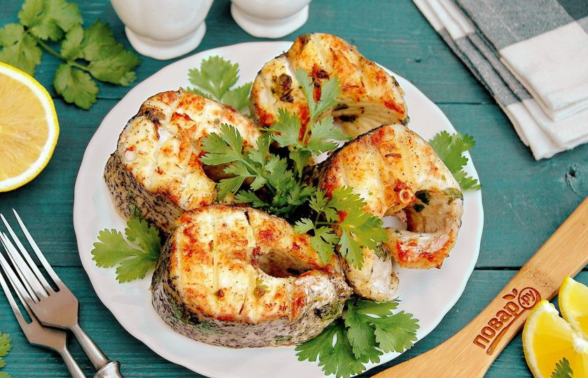 1. Этап. Щука на гриле: Щука на гриле готова. Подавайте рыбу с зеленью или любимыми соусами. Приятного аппетита!