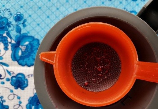 1. Этап. Чай Красная девица: Процедить чай через ситечко.