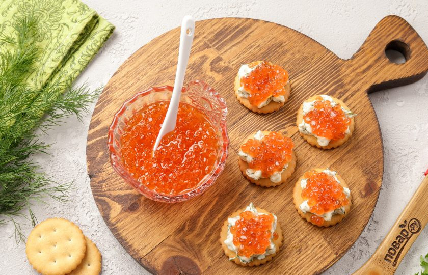 1. Этап. Канапе на крекерах: На творожно-сливочную массу ложечкой выложите икру. Канапе на крекерах готовы. По желанию можете украсить их листиком салата и сразу подавайте к столу.