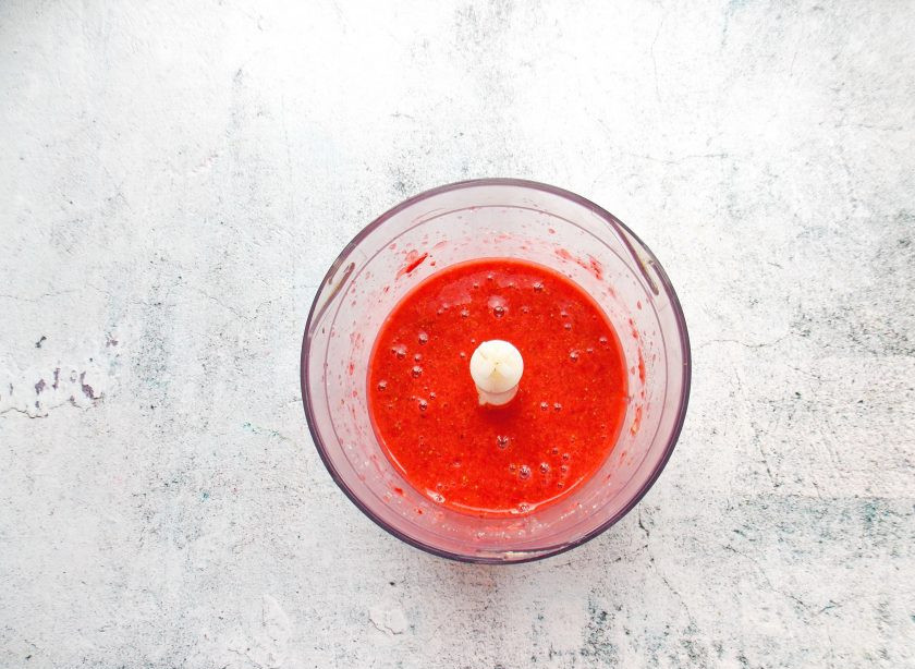 1. Этап. Варенье из клубники и земляники: Пробейте ягоды до однородности.