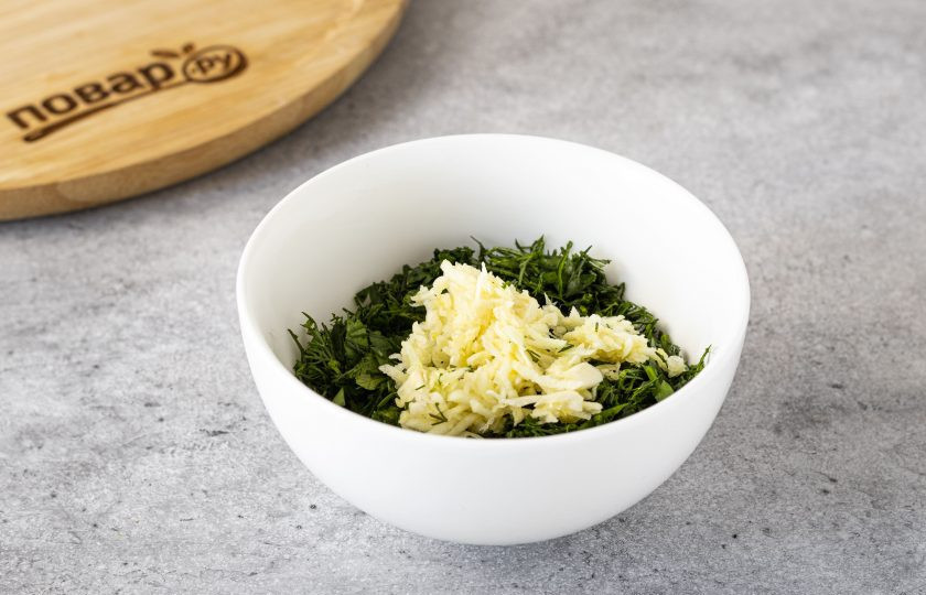 1. Этап. Малосольные помидоры с чесноком и зеленью: Зелень мелко порубите ножом. Чеснок пропустите через пресс. Смешайте зелень и чеснок.