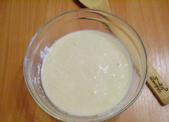 1. Этап. Манник с яблоками на кефире: Спустя 1 час тщательно перемешайте будущее тесто.