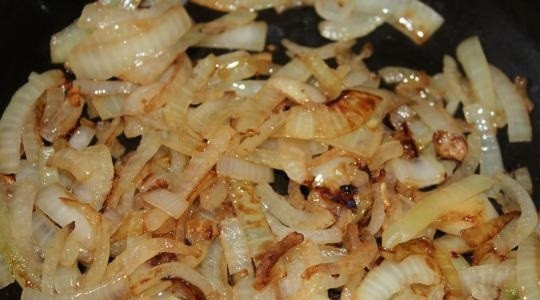 1. Этап. Салат Загадка классический: 3. Луковицу чистим, моем и нарезаем полукольцами. Сковороду ставим на огонь, наливаем подсолнечного масла, разогреваем. Обжариваем лук до золотистого цвета.