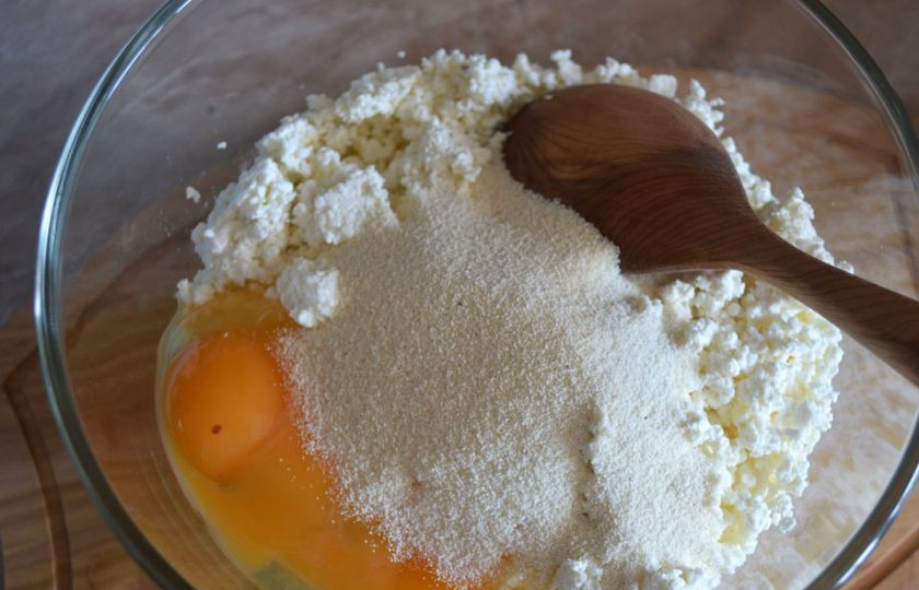 1. Этап. Творожники (рецепт классический) в духовке: В глубокой миске перемешайте все ингредиенты из состава.