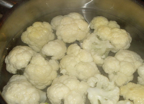 1. Этап. Салат из вареных грибов: 3. Цветную капусту тоже бланшируем.