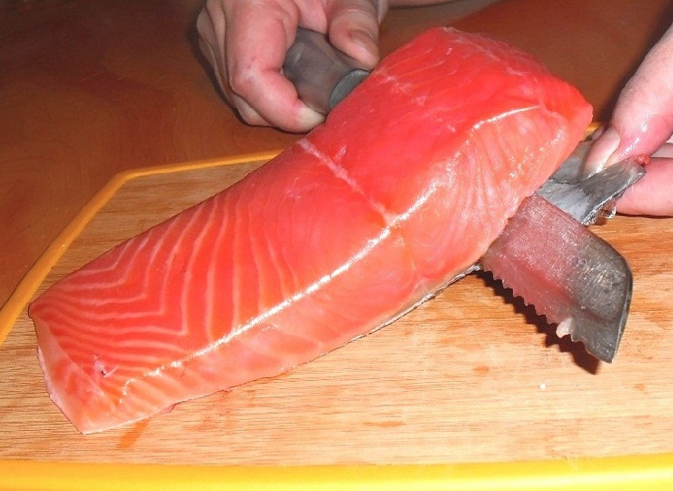 1. Этап. Блины с красной рыбой и огурцом: Пока тесто настаивается, приготовьте начинку для блинчиков. Рыбу проверьте на наличие костей. Если они имеются, удалите. Очистите рыбу от кожи.