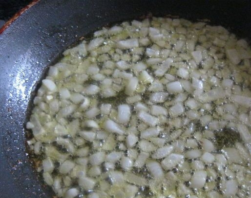 1. Этап. Салат Гнездо глухаря классический: 6. Отправляем нашинкованный мелко лук обжариваться на растительном масле, а параллельно нарезаем грибы.