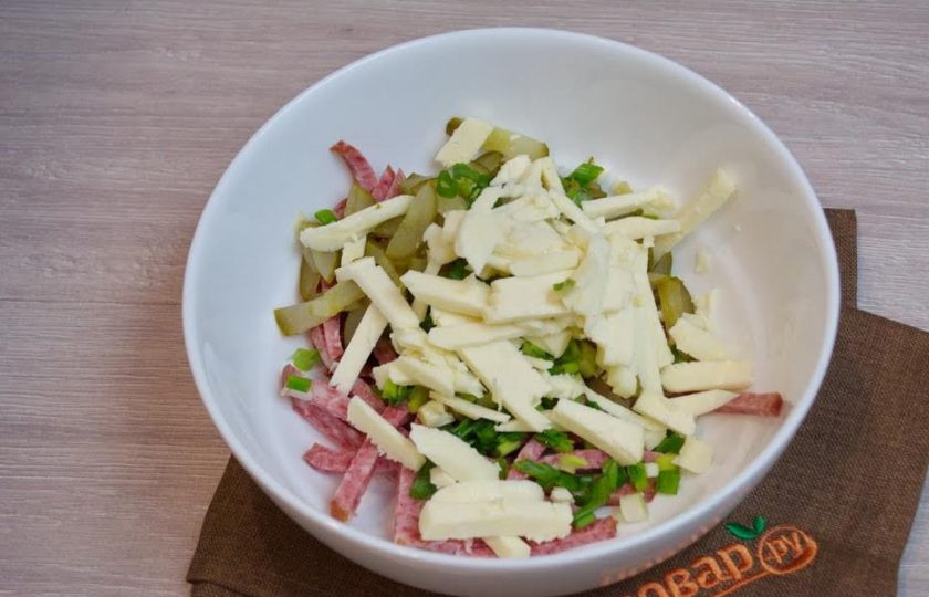 1. Этап. Салат Птичье гнездо: 4. В салатник поместите колбасу, огурцы, нарезанный Кавказский сыр ( или сулугуне).