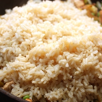 1. Этап. Коричневый рис с индейкой и овощами: Еще через минуту добавляем в сковороду отваренный до готовности коричневый рис.