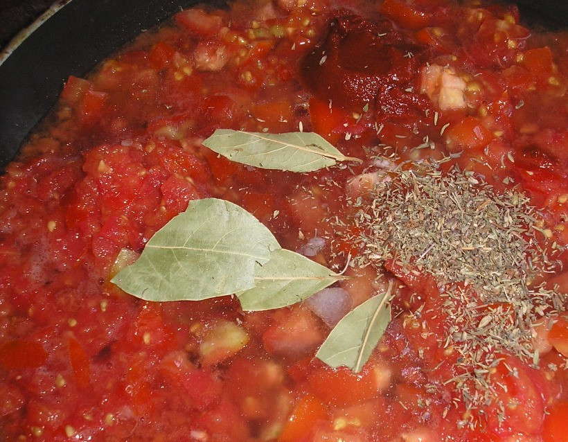 1. Этап. Оссобуко из телятины: На сковороду добавляем: томатную пасту, помидоры, бульон, тимьян и лавровый лист. Доводим до кипения, варим на минимальном огне 5 минут.