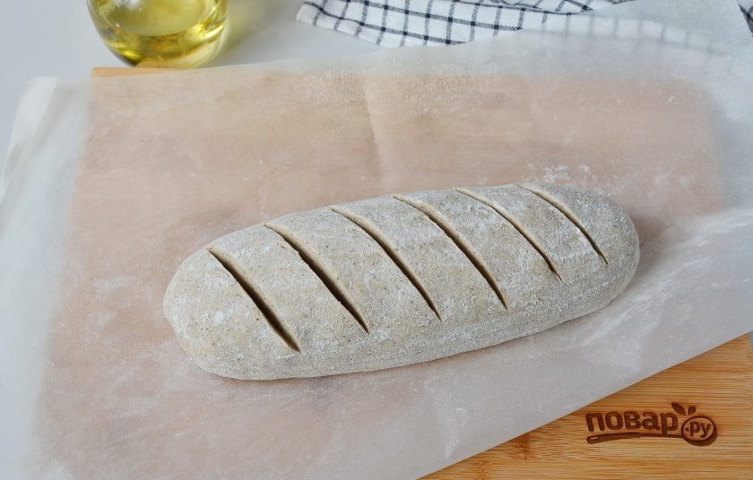 1. Этап. Простой ржаной хлеб: Сформируйте булку хлеба, притрусите мукой, сделайте надрезы. Накройте полотенцем и оставьте на 45-50 минут в тепле подходить.