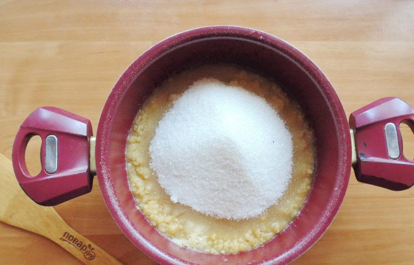 1. Этап. Повидло из Антоновки на зиму: Добавьте сахар.