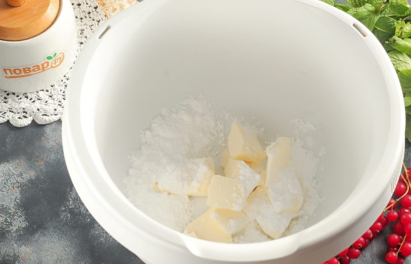 1. Этап. Пирожное Медовая картошка: Сливочное масло оставьте при комнатной температуре, чтобы оно нагрелось. Затем выложите его в чашу миксера или кухонного комбайна, всыпьте сахарную пудру и взбейте 2-3 минуты. После добавьте сметану любой жирности и еще раз взбейте. Вместо сметаны можно использовать сгущенное молоко, но тогда сахарную пудру не добавляйте.