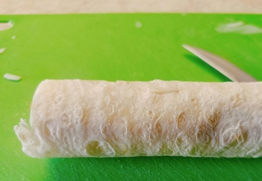 1. Этап. Пятачки из лаваша с сосисками: Завернуть рулетом и нарезать.