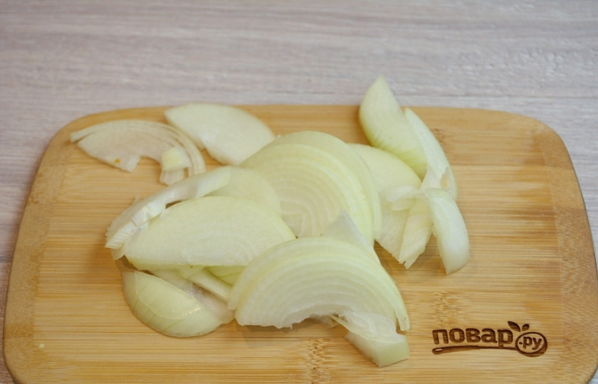 1. Этап. Киш классический: Затяните миску пленкой, дайте тесту подняться. У вас уйдет на это до 2 часов времени. Пока тесто подходит, нарежьте полукольцами лук.