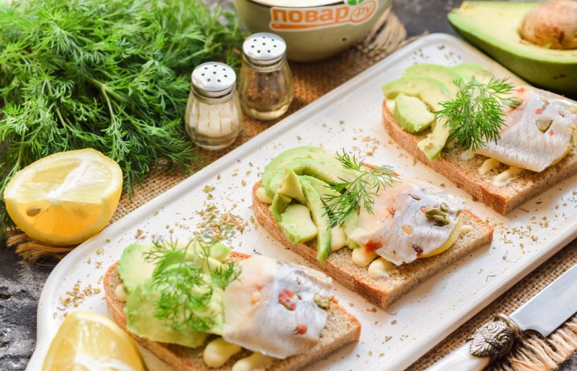 1. Этап. Бутерброды с авокадо и селедкой: Приятного аппетита!