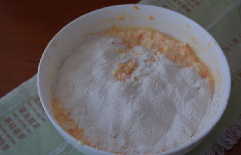 1. Этап. Розовые сырники: Добавьте сахар, просейте муку. Замесите тесто.