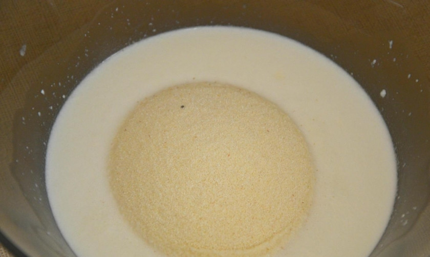 1. Этап. Манник с творогом в духовке: 1. В миску вливаю кефир, всыпаю к нему манку, соду и перемешиваю, оставляю на 10 минут.