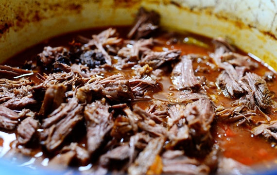 1. Этап. Острая тушеная говядина по-итальянски: Возвращаем мясо в соус.