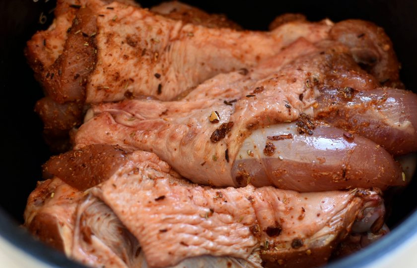 1. Этап. Пикантная индейка с ароматный кускусом: Промойте и хорошо обсушите куски индейки. Хорошенько натрите мясо пряной смесью, уложите в чашу мультиварки.