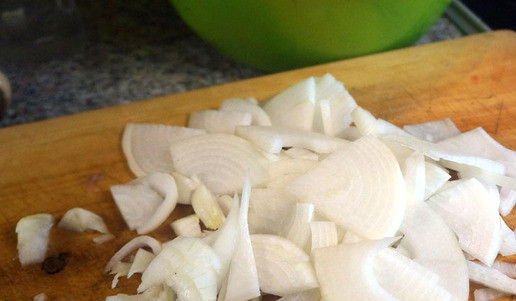 1. Этап. Суп из баранины с помидорами: Так же кубиком – лук.