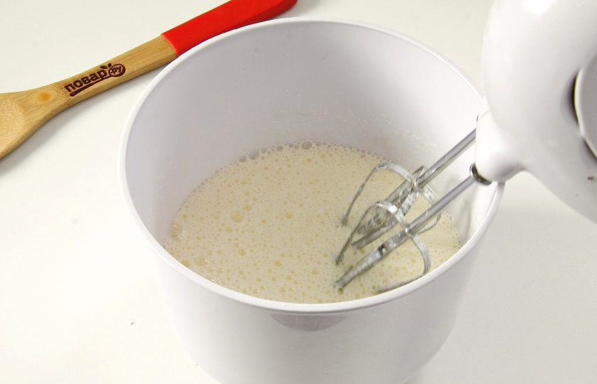 1. Этап. Шоколадно-банановый пирог: Соедините в глубокой миске яйца, сахар, ванилин, разрыхлитель и соль. Взбейте.