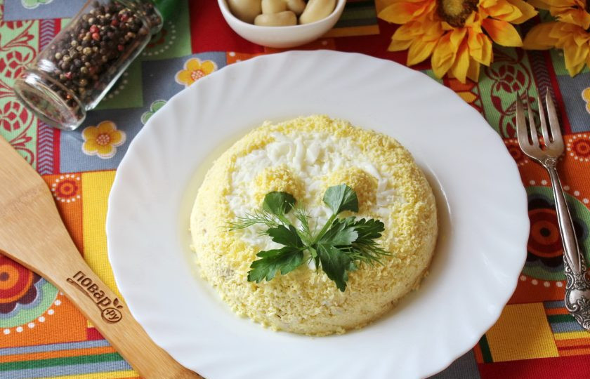 1. Этап. Салат с консервированной горбушей и грибами: Салат из консервированной горбуши и грибов готов. Подавайте на закуску.