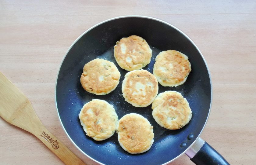 1. Этап. Сырники с луком: Обжарьте сырники с обеих сторон до румяной корочки.