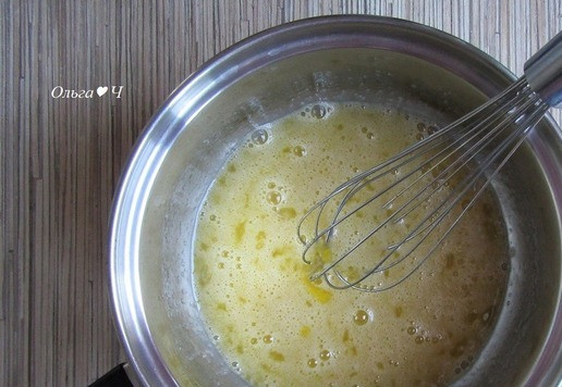 1. Этап. Торт Трио Браволли: Смешайте яйца и сахар в небольшой кастрюльке с толстым дном (при нагревании сахар не даст яйцам свернуться). Поставьте на медленный огонь и, постоянно помешивая, доведите яичную смесь до температуры 45*С (именно при этой температуре яичная масса максимально вбирает воздух). Если у вас термометра нет (как и у меня), то нужно нагревать яичную смесь 1,5-2 минуты, затем попробовать капнуть на руку - должно быть приятно горячо.