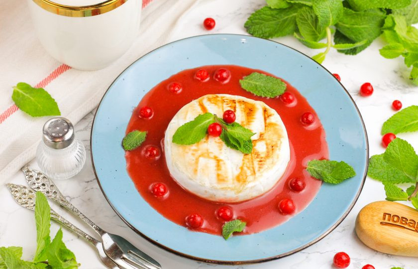 1. Этап. Жареный камамбер с брусничным соусом: Распределите брусничный соус по тарелке и выложите в него жареный камамбер. Либо выложите сыр на тарелку и полейте его соусом, украсьте листочками свежей мяты. Приятного вам аппетита!