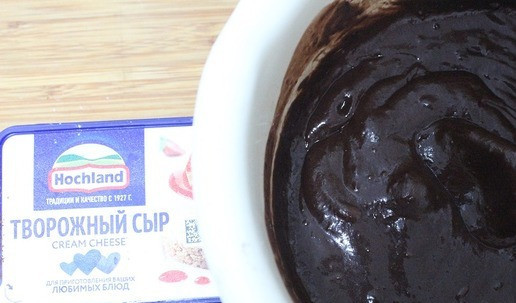 1. Этап. Пирожное Картошка по-новому: Соединить мучную смесь с молочной, хорошо перемешать венчиком. Влить кипяток и хорошо перемешать.