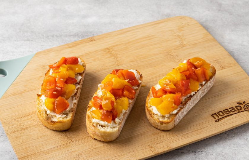 1. Этап. Брускетта с печеным перцем и сыром: Сверху выложите печеный перец.