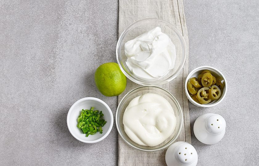 1. Этап. Сметанный соус к рыбе: Подготовьте ингредиенты.