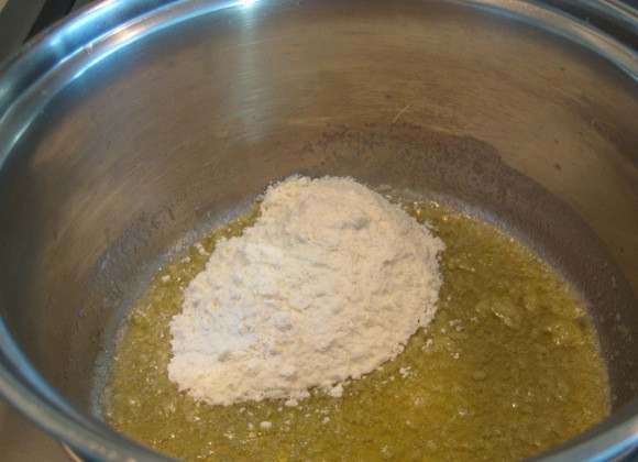 1. Этап. Белый соус для пиццы: 4. Следом всыпьте муку.