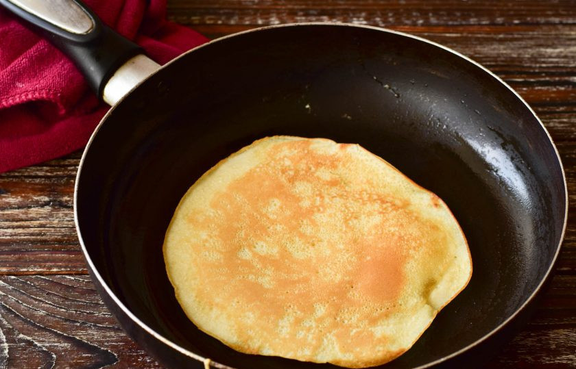 1. Этап. Толстые блины на соде: В сковороде пожарьте блины с двух сторон до золотистой корочки.