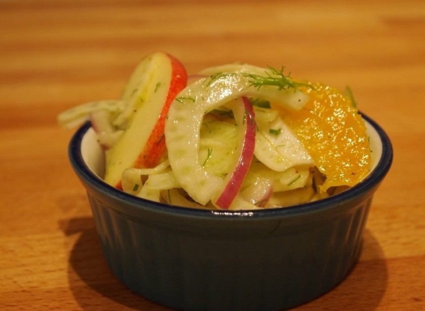 1. Этап. Салат из яблок: 10. Раскладываю салат по тарелкам и подаю к столу. Приятного аппетита!