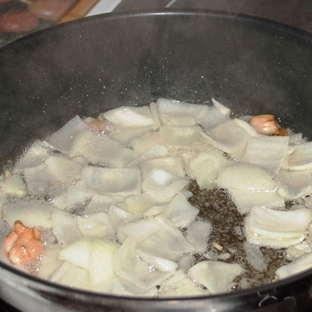 1. Этап. Овощи в кисло-сладком соусе с кешью: Добавляем в сковороду лук, перемешиваем и обжариваем еще минуту.