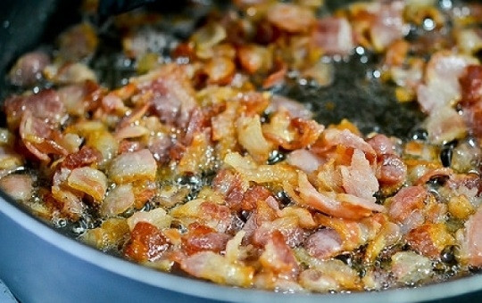 1. Этап. Салат из винограда с сыром: 3. Обжарьте бекон на сухой сковороде до румяности и хрустящей корочки.