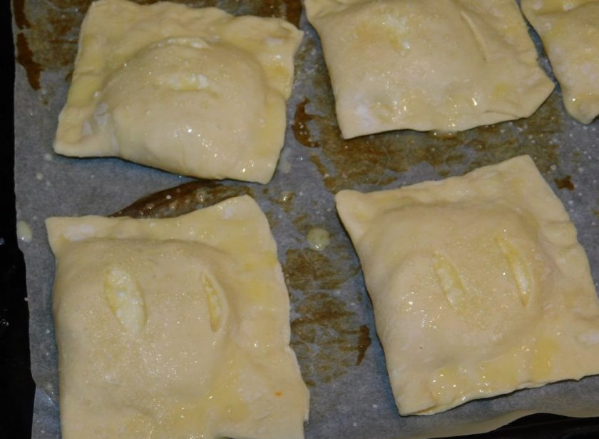 1. Этап. Творожные слойки: Смажьте верх слоек желтком и посыпьте сахаром. Поставьте в духовку, разогретую до 190 градусов на 20-30 минут.