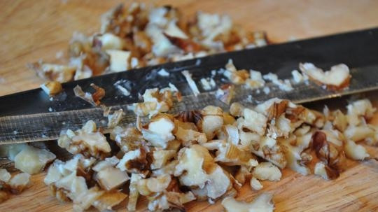 1. Этап. Косичка с шоколадом из слоеного теста: Очищенные орехи измельчаем в крошку. Можно ножом, а можно скалкой.