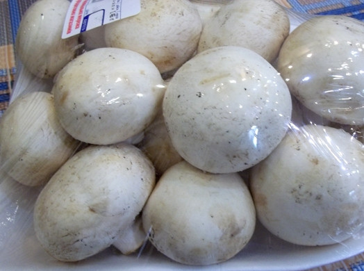 1. Этап. Французские отбивные из свинины в духовке: 1. Грибы можно брать любые (у меня шампиньоны), очищаю их от кожуры и срезаю край плодоножки, затем перекидываю на дуршлаг и хорошенько мою.